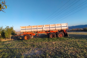 Rimorchio ribaltabile balestrato