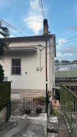 Camera per studentesse ammobiliata