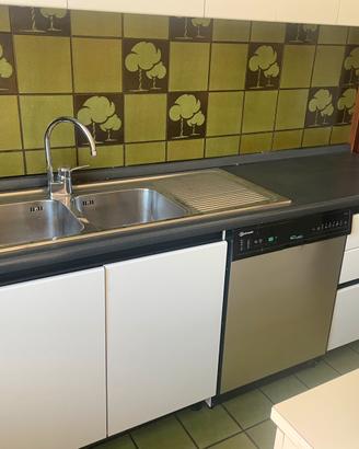 Cucina con elettrodomestici