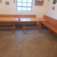 Tavoli e panche in legno