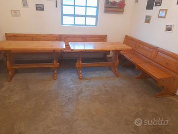 Tavoli e panche in legno
