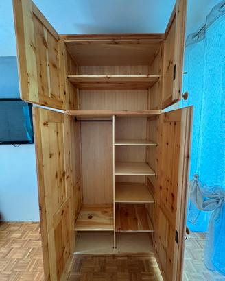 Armadio in legno massiccio