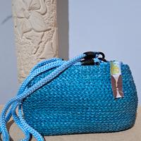 Borsa a spalla in paglia intrecciata azzurra