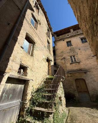 Rustico / Casale di 200 m² con più di 5 locali a P