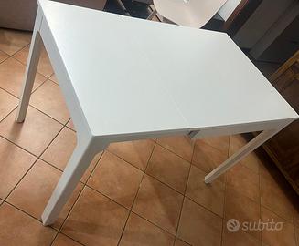 Tavolo ikea compatto