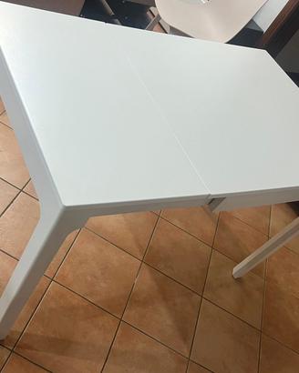 Tavolo ikea compatto