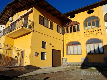 Lessolo (TO): casa con giardino e cortile+bilocale