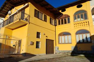 Lessolo (TO): casa con giardino e cortile+bilocale