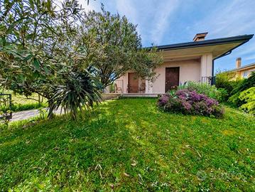 Villa di 200 m² con 4 locali e box auto doppio a S