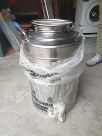 bidone per olio di uliva con rubinetto. 