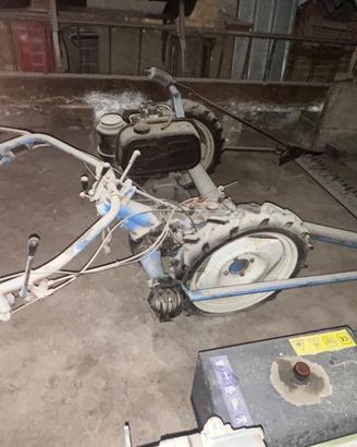 Motofalciatrice con barra falciante
