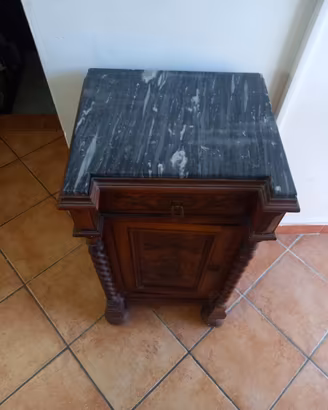 antico comodino d'epoca 