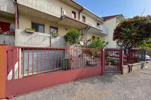 VILLA A SCHIERA A CASTEL D'AZZANO