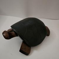 statua in legno a forma di tartaruga