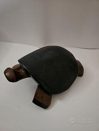 statua in legno a forma di tartaruga