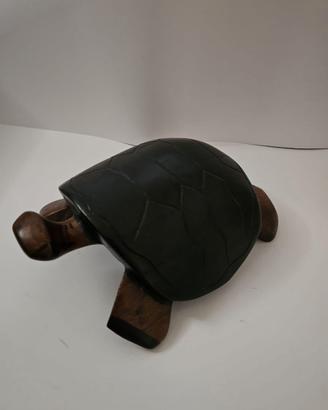 statua in legno a forma di tartaruga
