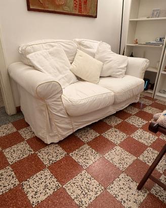 Divano due posti con cuscini in piuma sfoderabili
