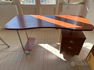 Scrivania con cassettiera