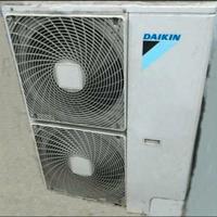 condizionatore DAIKIN 2 motori sovrapposti