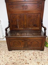 Antiquariato cassapanca con spalliera