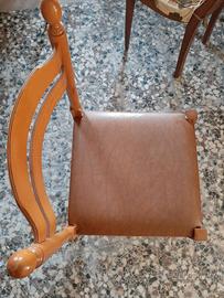 2 sedie classiche in legno massello e similpelle –