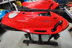 Seabob F5 rosso con 8 ore di navigazione