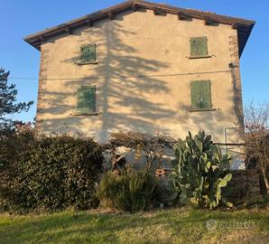 Rustico / Casale di 350 m² con più di 5 locali a B