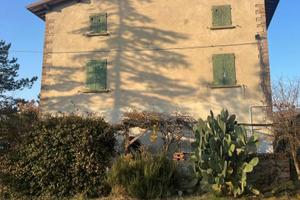Rustico / Casale di 350 m² con più di 5 locali a B
