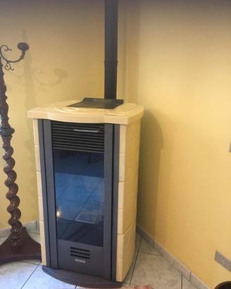 Stufa a pellet modello “caminetti montegrappa”