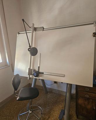 Tavolo da disegno con tecnigrafo