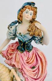 Statua di donna in porcellana di Capodimonte.