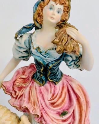 Statua di donna in porcellana di Capodimonte.