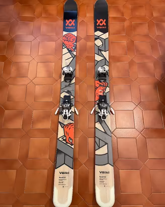 Sci Volkl Revolt 124 con attacchi Atomic Warden