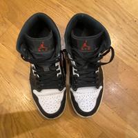 Jordan 1 Mid nero rosso bianco