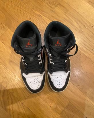 Jordan 1 Mid nero rosso bianco