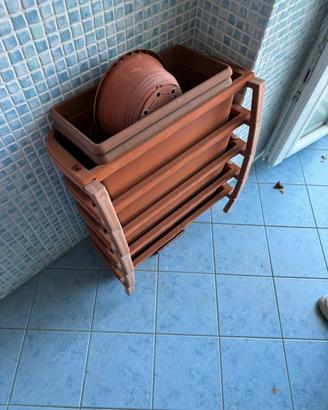 Vari vasi in plastica