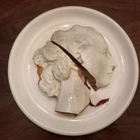 Piatto in ceramica smaltata dell'artista Maraldi