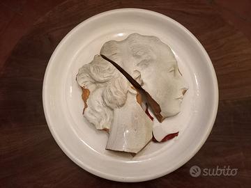 Piatto in ceramica smaltata dell'artista Maraldi