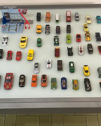Lotto 47 Hot Wheels / Matchbox 1:64 + Playset