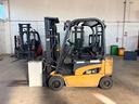 carrello-elevatore-muletto-elettrico-caterpillar-2