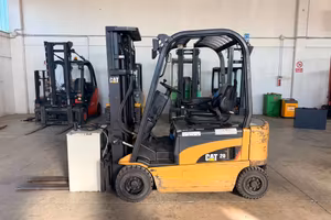 CARRELLO ELEVATORE MULETTO ELETTRICO CATERPILLAR 2
