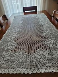 Copritavolo all'uncinetto 