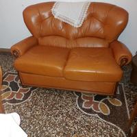 DIVANO CLASSICO CON SCHIENALE ALTO IN PELLE