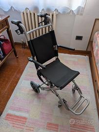 Sedia con ruote per anziani/disabili