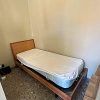 Letto singolo con branda e struttura in legno