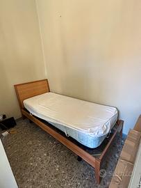 Letto singolo con branda e struttura in legno