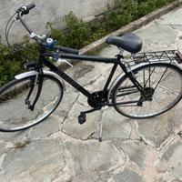 Bicicletta da strada nera