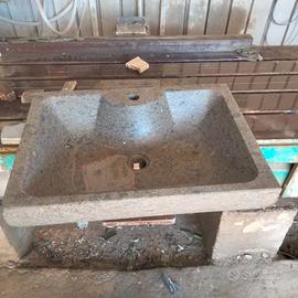 Lavello in pietra scavato dal pieno