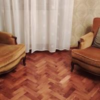 Due poltrone imbottite epoca legno