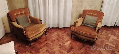 Due poltrone imbottite epoca legno